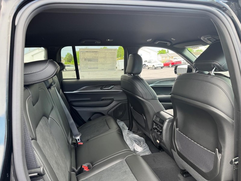 Jeep Grand Cherokee Vehicle Full-screen Gallery Image 5