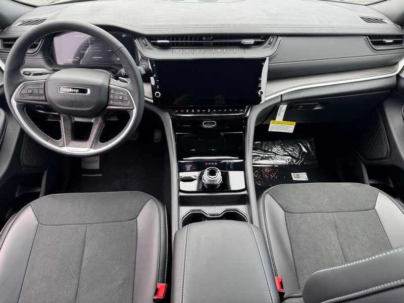 Jeep Grand Cherokee Vehicle Full-screen Gallery Image 6