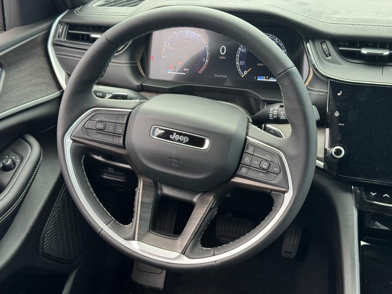 Jeep Grand Cherokee Vehicle Full-screen Gallery Image 7
