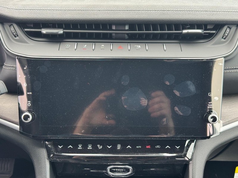 Jeep Grand Cherokee Vehicle Full-screen Gallery Image 8