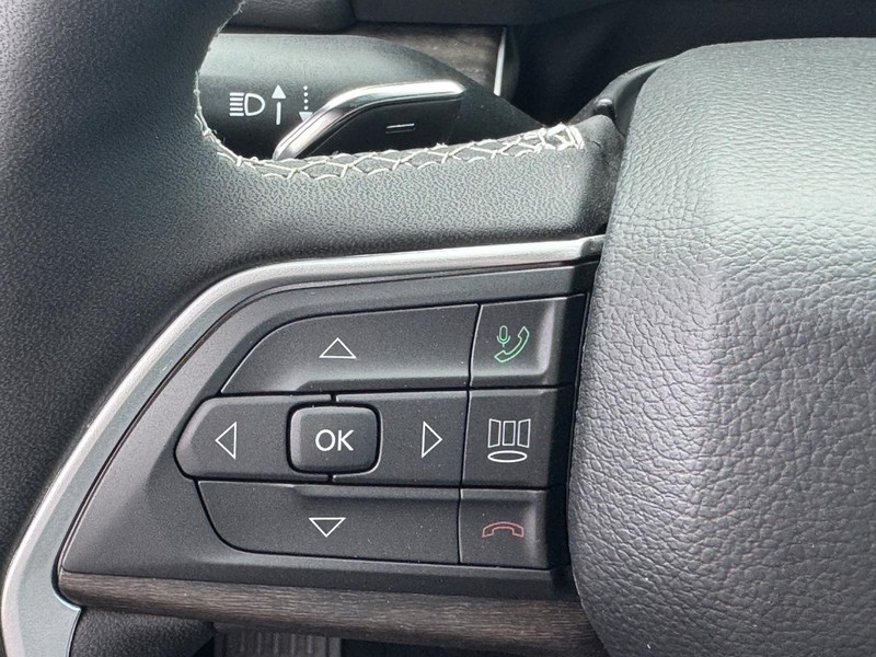 Jeep Grand Cherokee Vehicle Full-screen Gallery Image 11