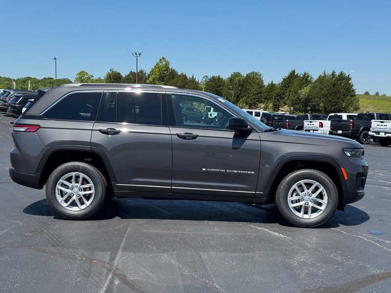 Jeep Grand Cherokee Vehicle Full-screen Gallery Image 2