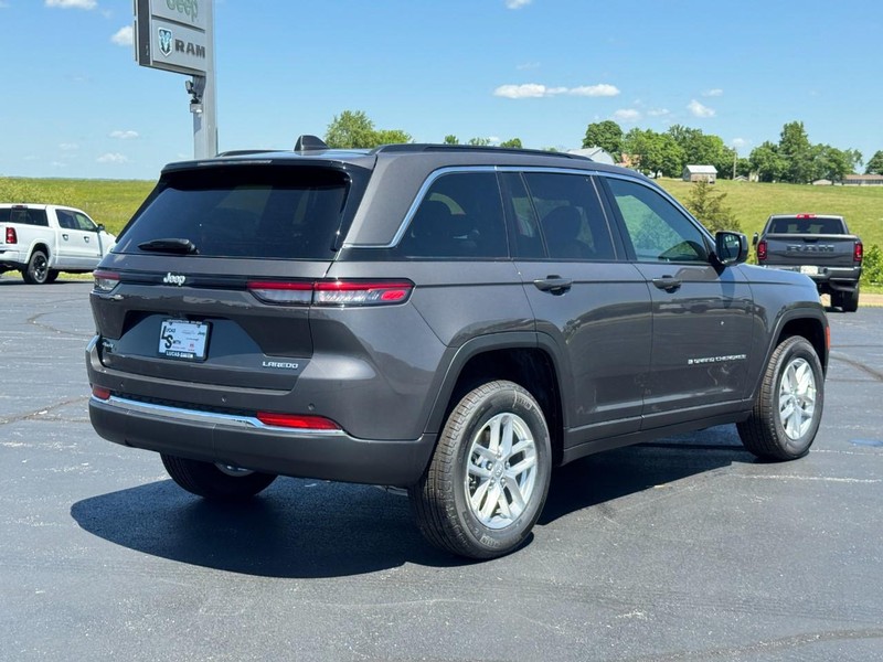 Jeep Grand Cherokee Vehicle Full-screen Gallery Image 3
