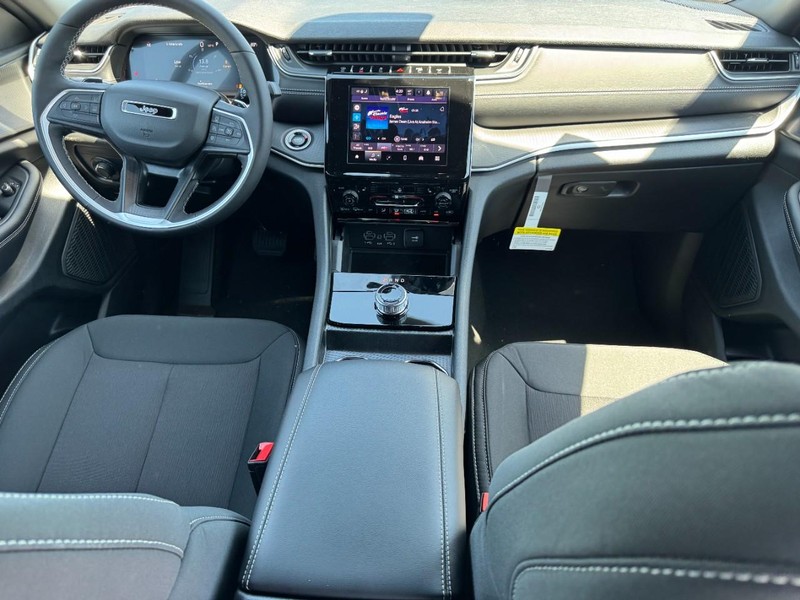 Jeep Grand Cherokee Vehicle Full-screen Gallery Image 6