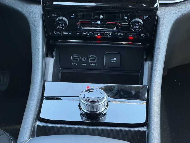 Jeep Grand Cherokee Vehicle Full-screen Gallery Image 9