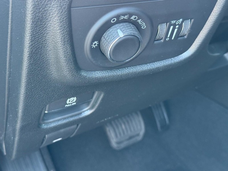 Jeep Grand Cherokee Vehicle Full-screen Gallery Image 12