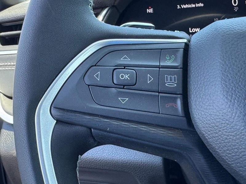 Jeep Grand Cherokee Vehicle Full-screen Gallery Image 13