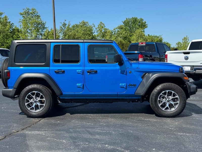 Jeep Wrangler Vehicle Full-screen Gallery Image 2