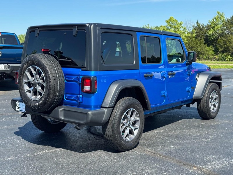 Jeep Wrangler Vehicle Full-screen Gallery Image 3