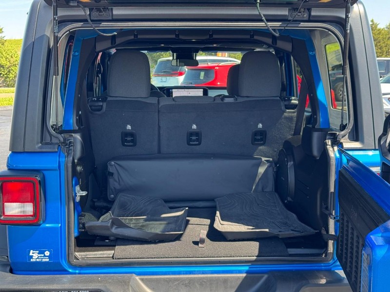Jeep Wrangler Vehicle Full-screen Gallery Image 4
