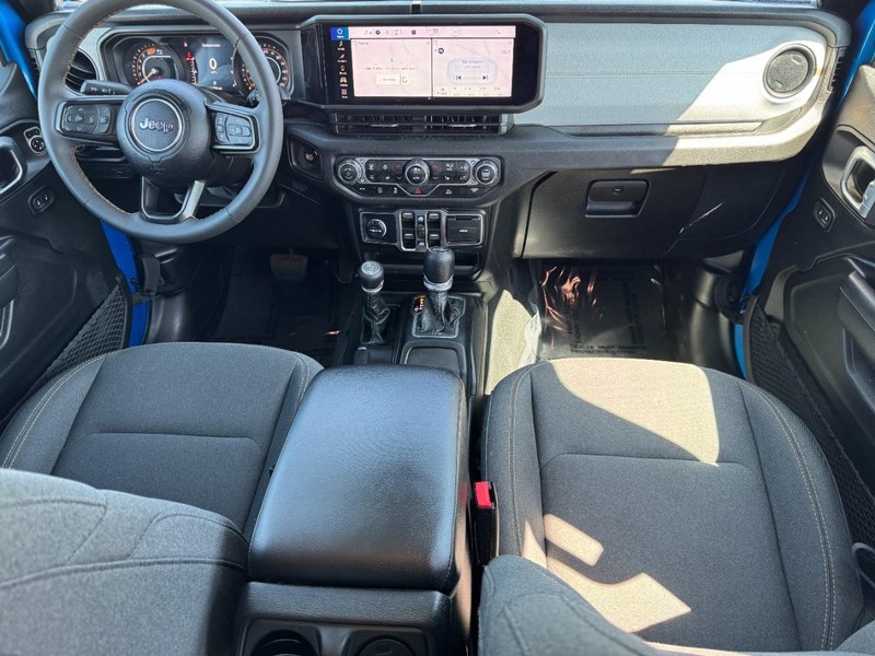 Jeep Wrangler Vehicle Full-screen Gallery Image 11