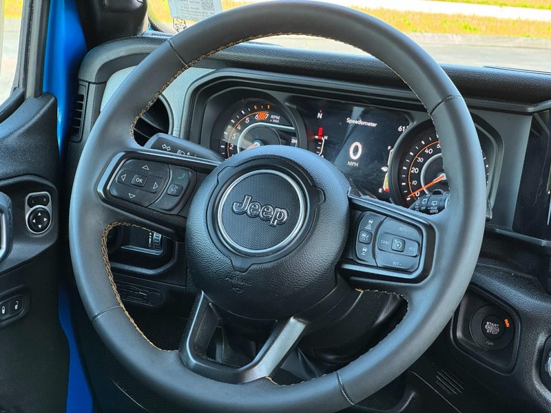 Jeep Wrangler Vehicle Full-screen Gallery Image 12