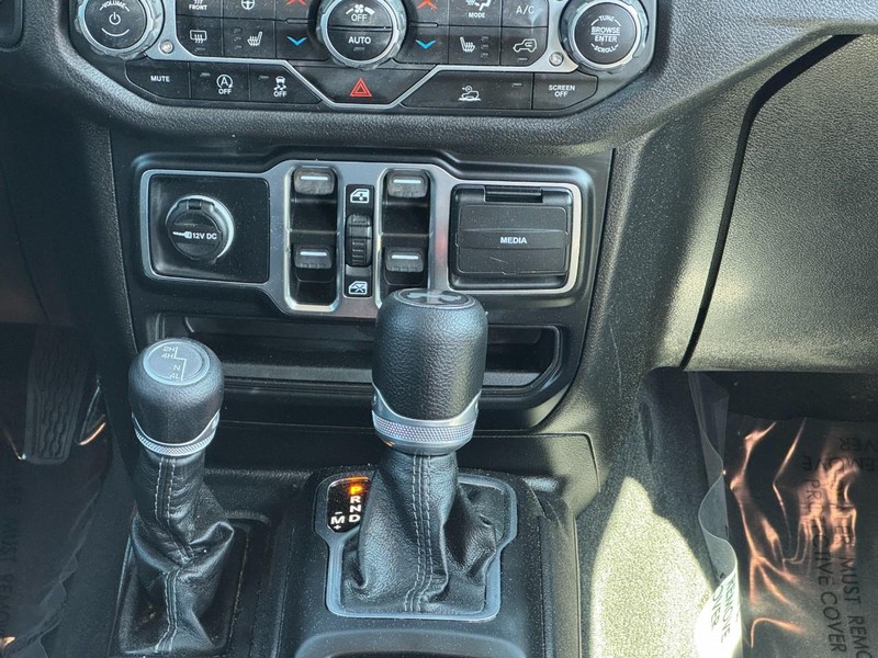 Jeep Wrangler Vehicle Full-screen Gallery Image 14