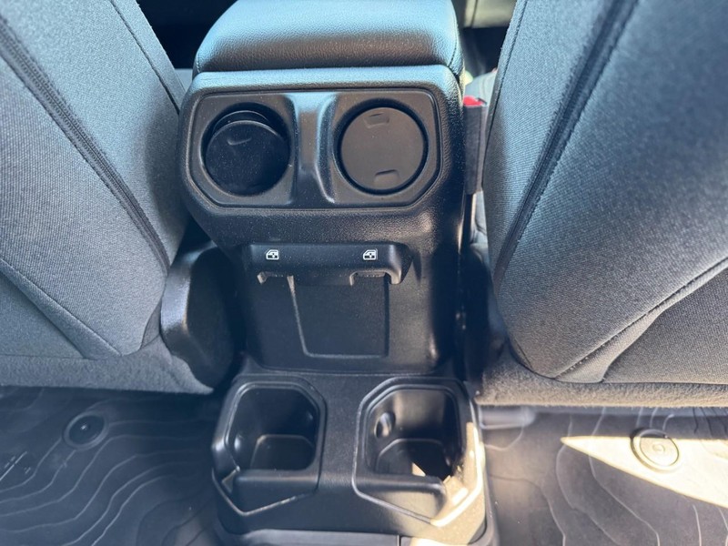 Jeep Wrangler Vehicle Full-screen Gallery Image 16