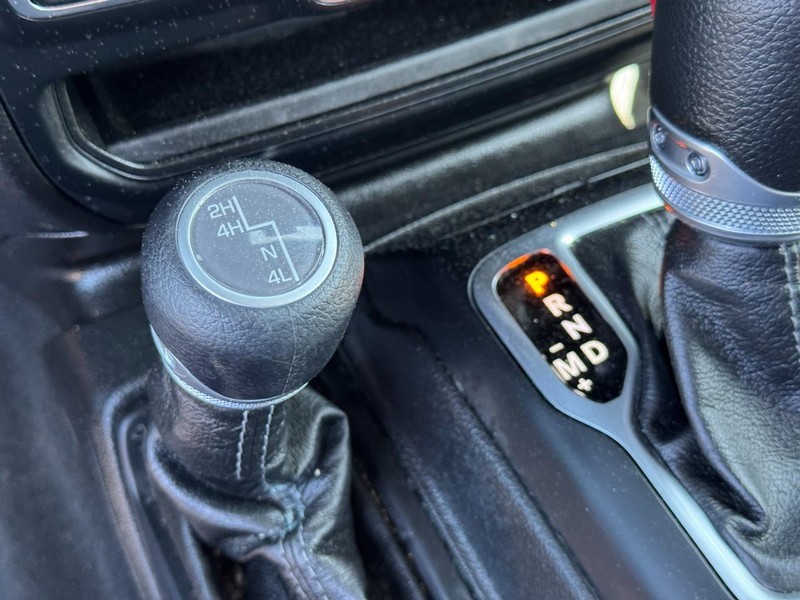 Jeep Wrangler Vehicle Full-screen Gallery Image 23