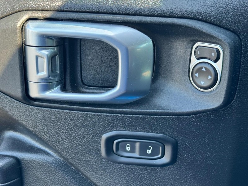 Jeep Wrangler Vehicle Full-screen Gallery Image 24