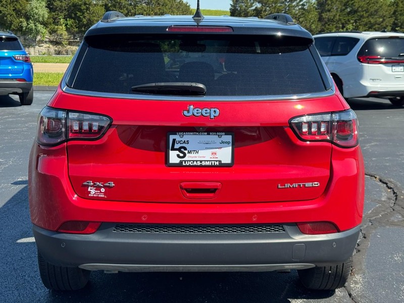 Jeep Compass Vehicle Full-screen Gallery Image 05