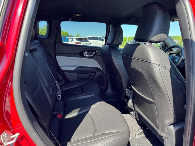 Jeep Compass Vehicle Full-screen Gallery Image 10