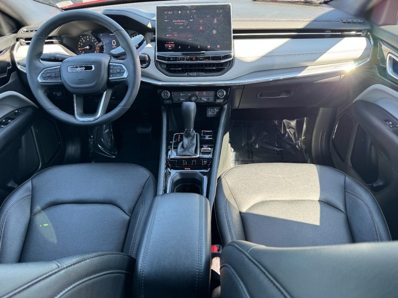 Jeep Compass Vehicle Full-screen Gallery Image 11