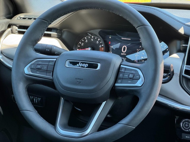Jeep Compass Vehicle Full-screen Gallery Image 12
