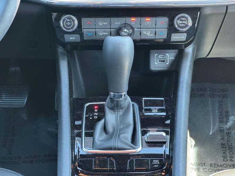 Jeep Compass Vehicle Full-screen Gallery Image 14
