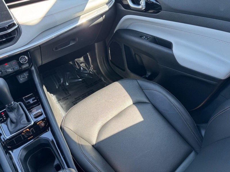 Jeep Compass Vehicle Full-screen Gallery Image 15