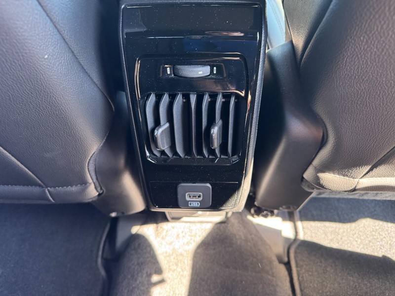 Jeep Compass Vehicle Full-screen Gallery Image 16