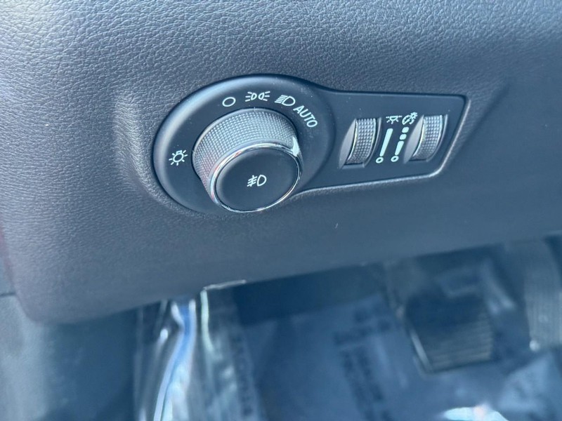 Jeep Compass Vehicle Full-screen Gallery Image 17