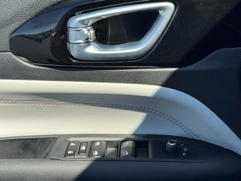 Jeep Compass Vehicle Full-screen Gallery Image 24