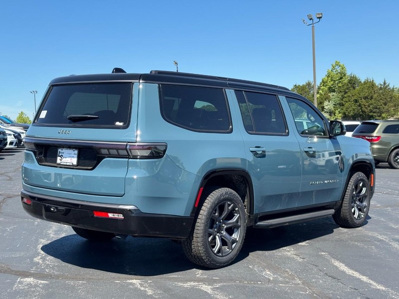 Jeep Grand Wagoneer Vehicle Full-screen Gallery Image 3