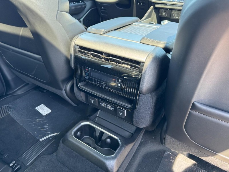 Jeep Grand Wagoneer Vehicle Full-screen Gallery Image 7
