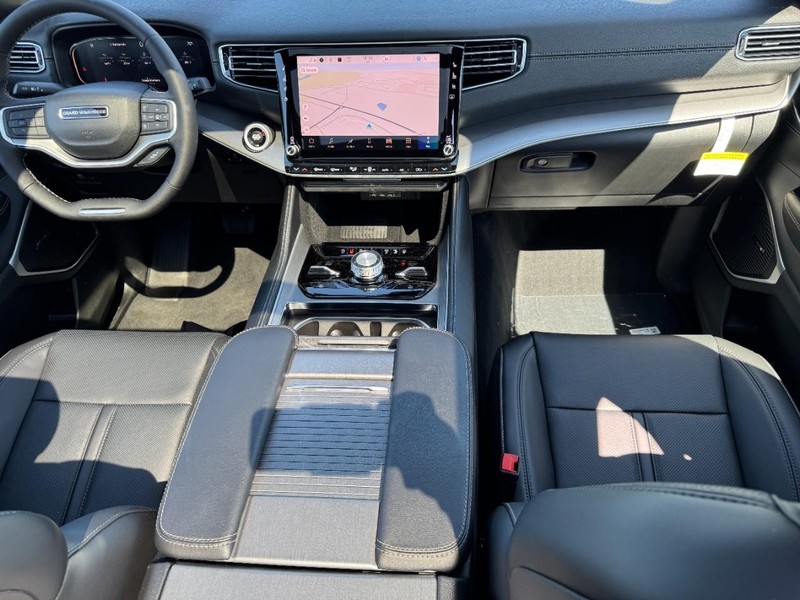 Jeep Grand Wagoneer Vehicle Full-screen Gallery Image 8