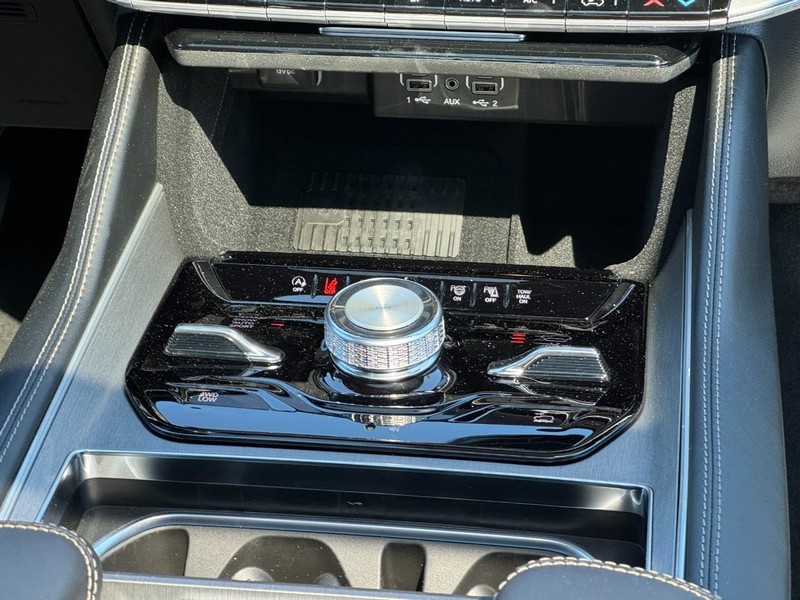 Jeep Grand Wagoneer Vehicle Full-screen Gallery Image 11