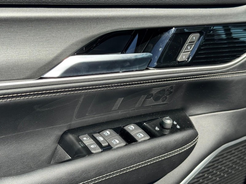 Jeep Grand Wagoneer Vehicle Full-screen Gallery Image 12