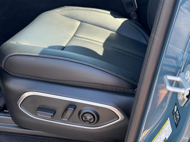Jeep Grand Wagoneer Vehicle Full-screen Gallery Image 13