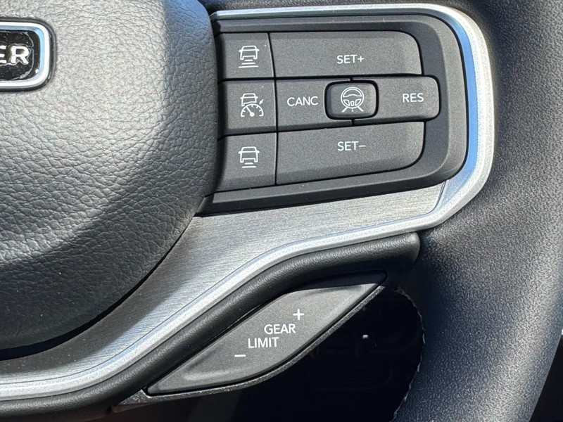 Jeep Grand Wagoneer Vehicle Full-screen Gallery Image 17