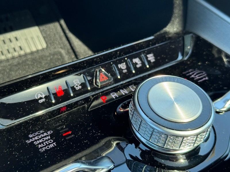 Jeep Grand Wagoneer Vehicle Full-screen Gallery Image 21