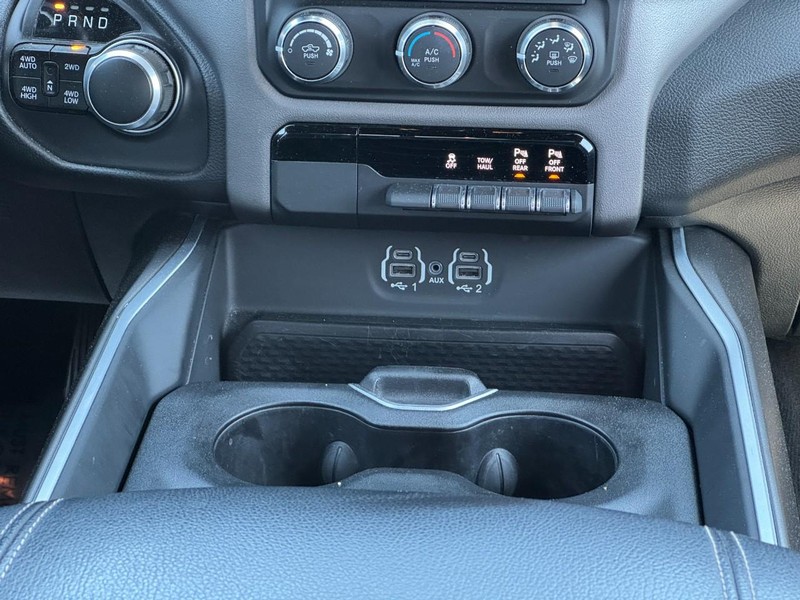 Ram 1500 Vehicle Full-screen Gallery Image 14