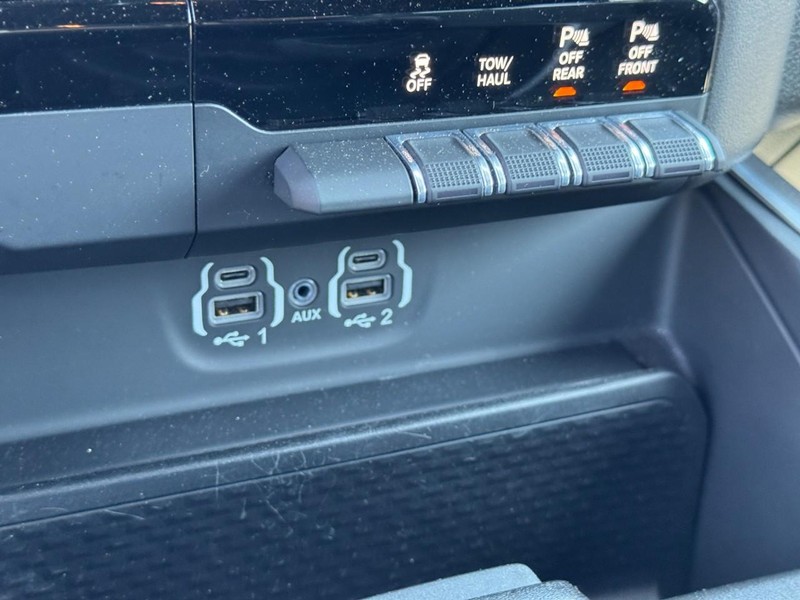 Ram 1500 Vehicle Full-screen Gallery Image 22