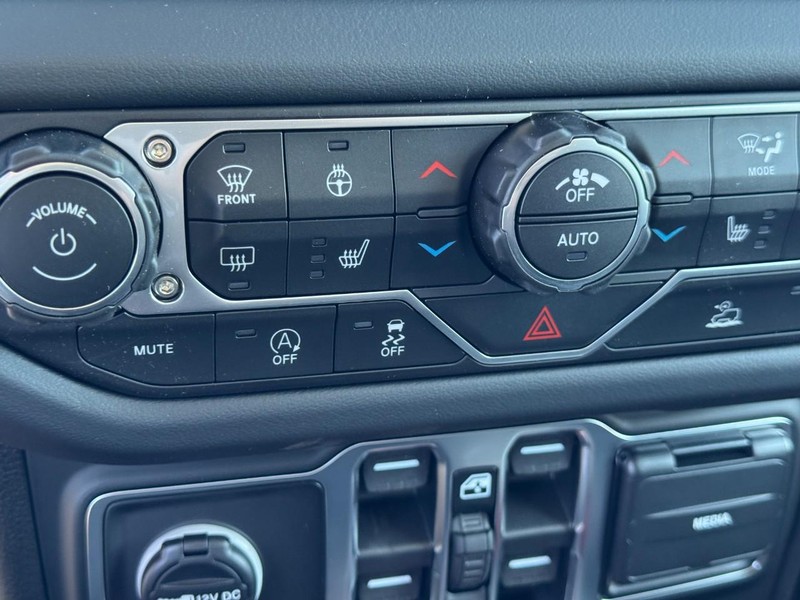 Jeep Gladiator Vehicle Full-screen Gallery Image 13