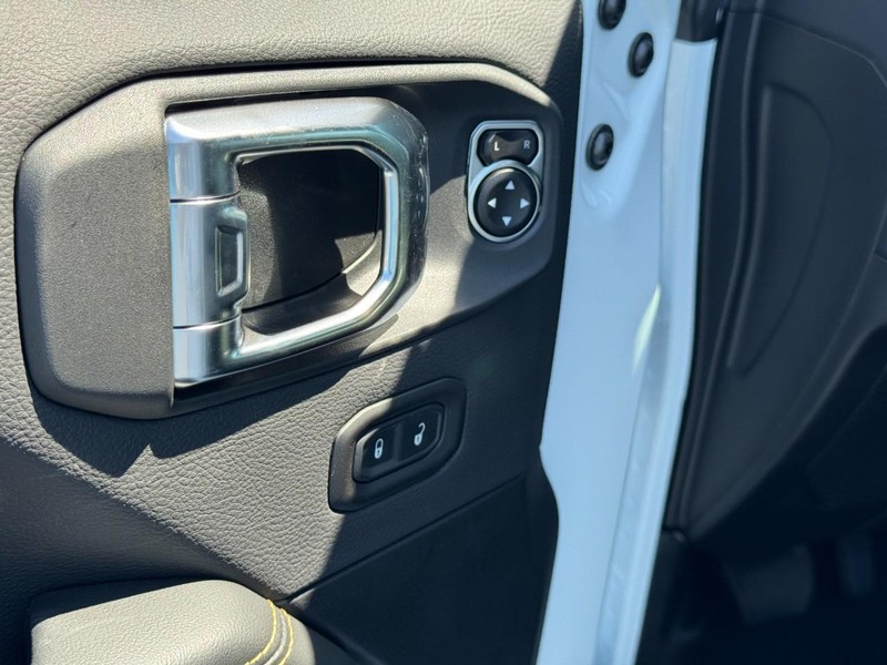 Jeep Wrangler Vehicle Full-screen Gallery Image 9