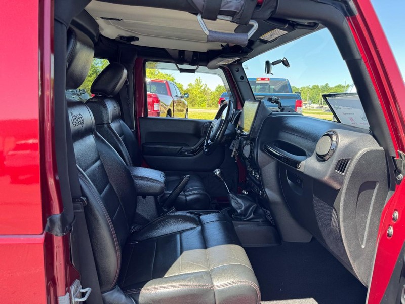 Jeep Wrangler Vehicle Full-screen Gallery Image 10