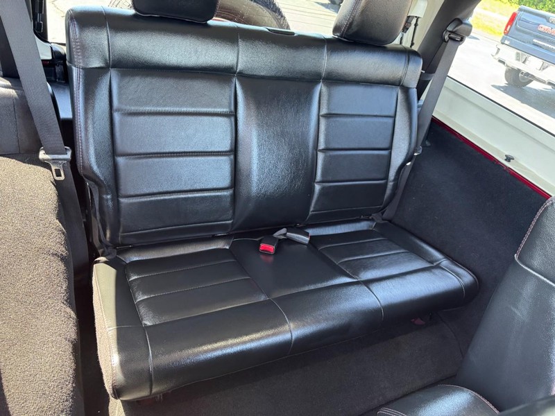 Jeep Wrangler Vehicle Full-screen Gallery Image 11