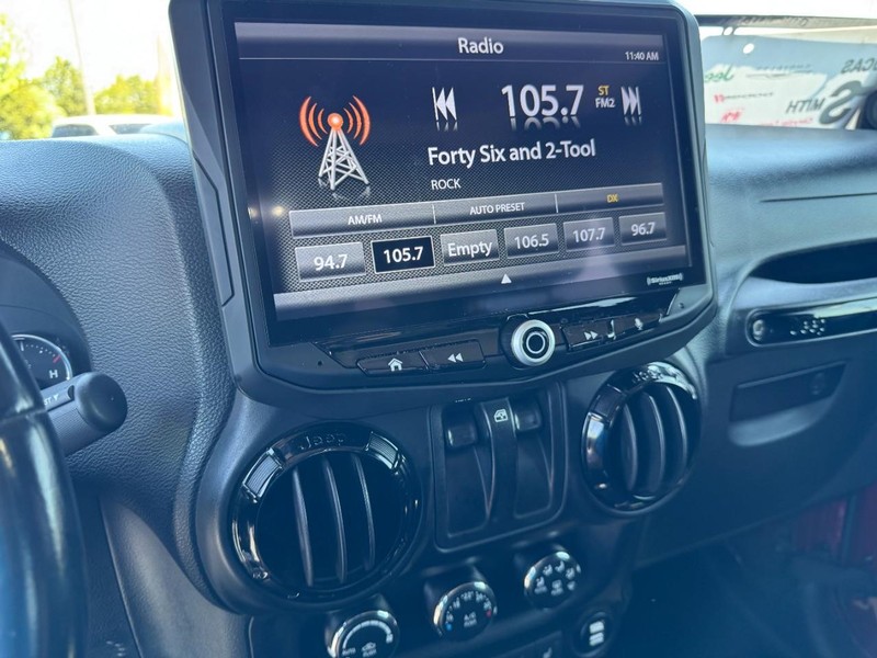 Jeep Wrangler Vehicle Full-screen Gallery Image 16