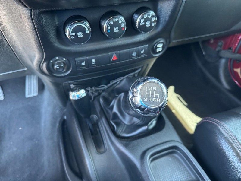 Jeep Wrangler Vehicle Full-screen Gallery Image 17