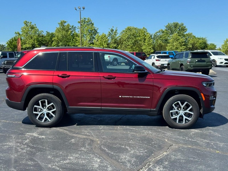 Jeep Grand Cherokee Vehicle Full-screen Gallery Image 02