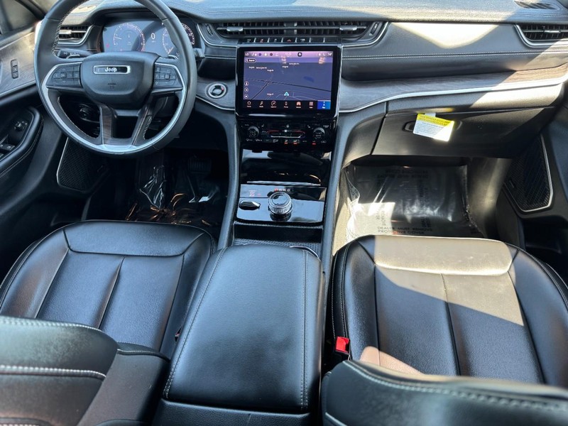 Jeep Grand Cherokee Vehicle Full-screen Gallery Image 11