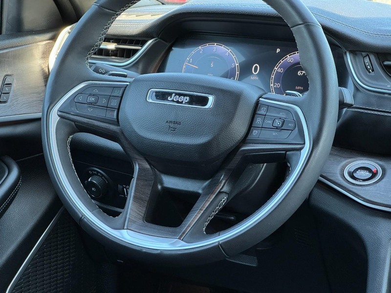 Jeep Grand Cherokee Vehicle Full-screen Gallery Image 12