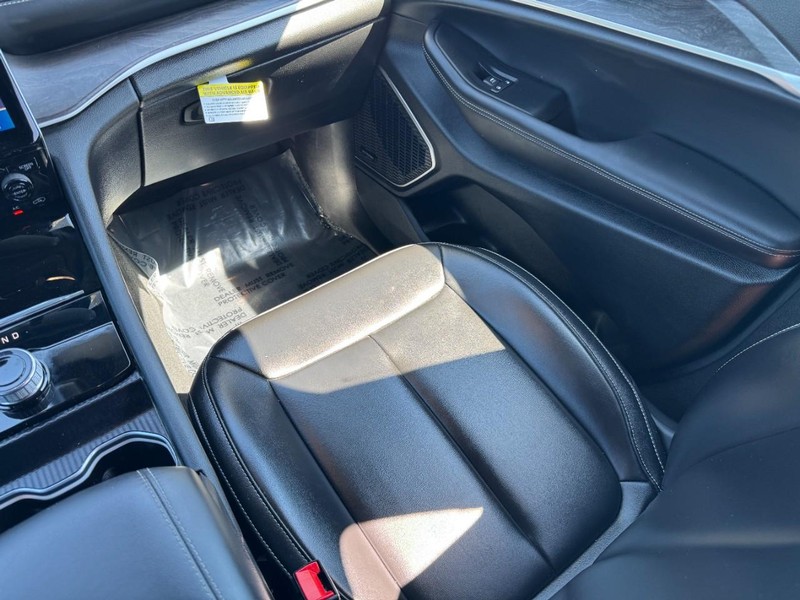 Jeep Grand Cherokee Vehicle Full-screen Gallery Image 15