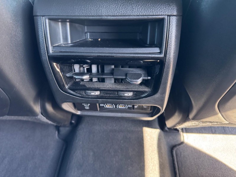 Jeep Grand Cherokee Vehicle Full-screen Gallery Image 16